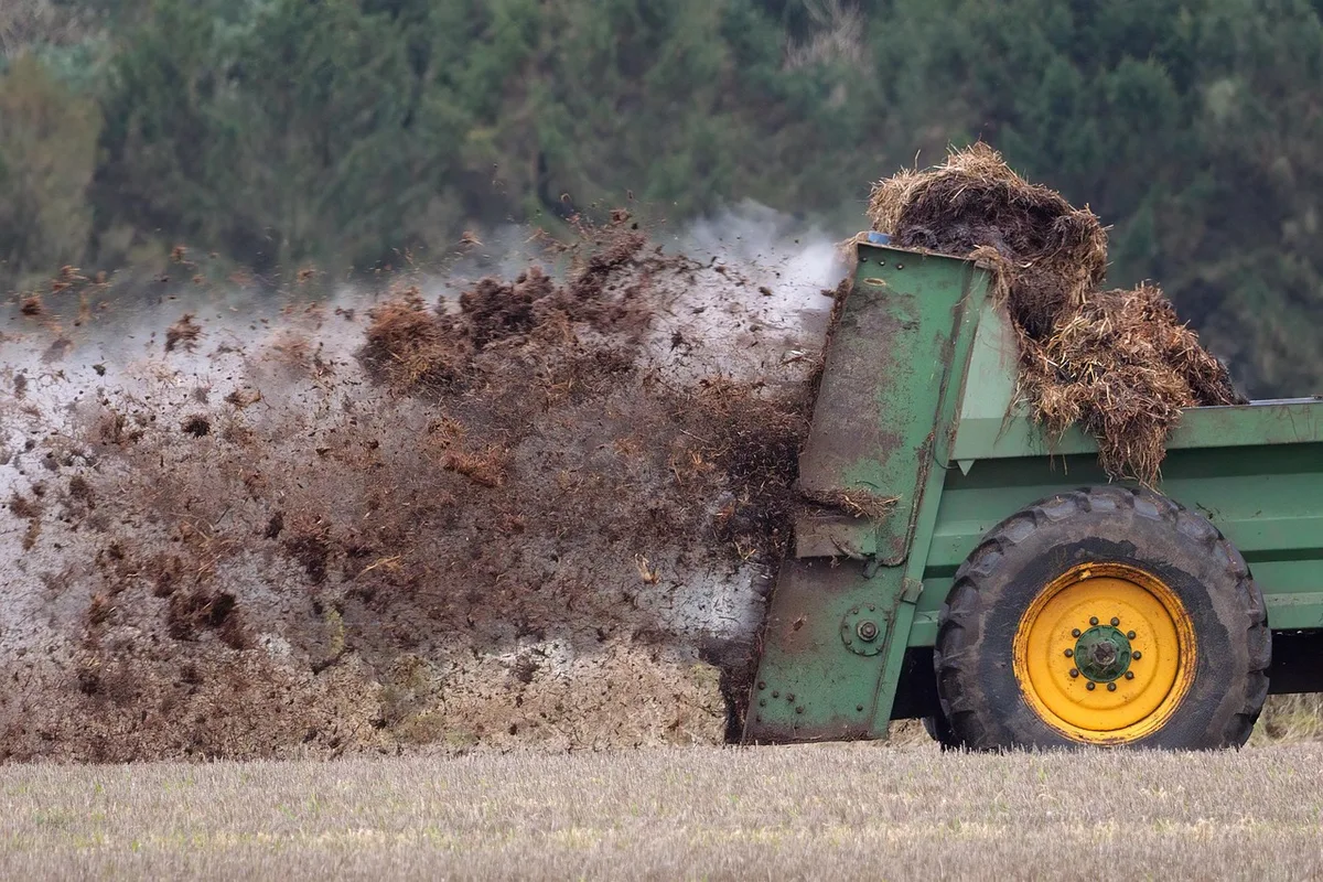 broadcast spreader lawn application