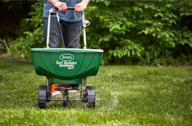 Scotts lawn care schedule