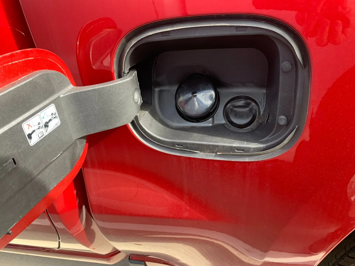 What are the symptoms of a bad gas cap?